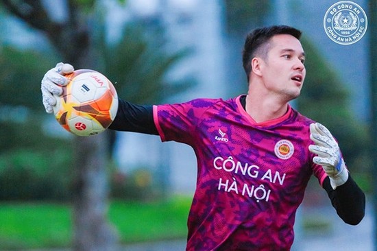 bao-trung-quoc-hlv-park-hang-seo-bao-thu-hlv-troussier-linh-hoat-hon-nhieu